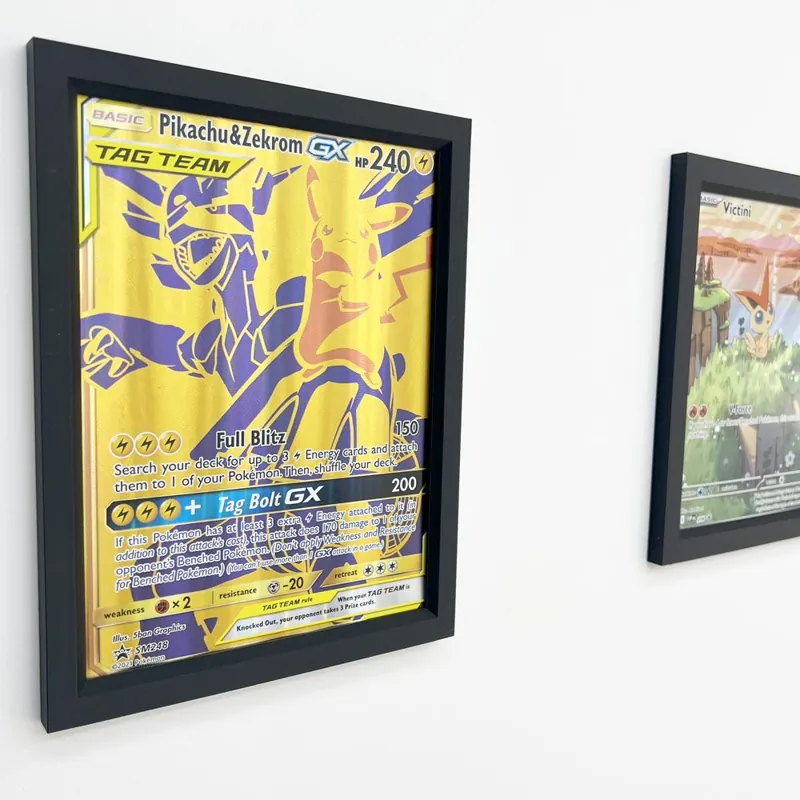 Pokémon jumbo kaart in een zwart muurframe