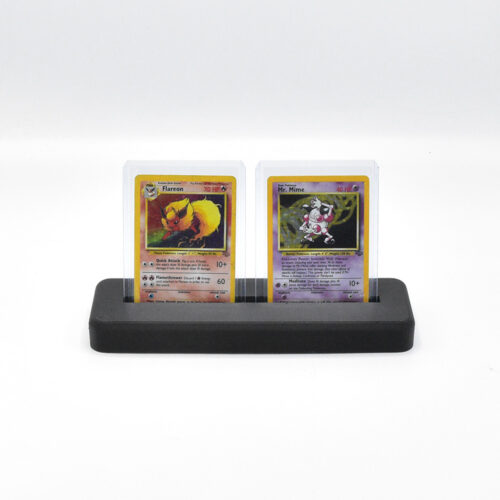 studioalpha-multi-card-stand-2 Multi Kaarten Display Standaard – Geschikt voor Singles in Sleeve & Toploader – Ideaal voor Pokémon, TCG & Streaming