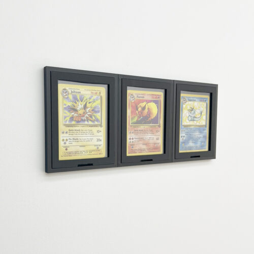 studioalpha-toploader-wall-frame-4 Toploader Muurdisplay voor 3 Kaarten – Verwisselbaar Kaarten Frame voor Pokémon & TCG