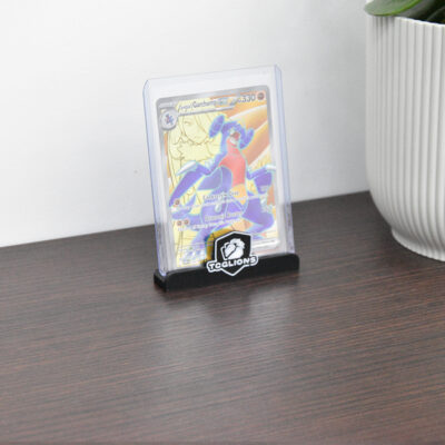 studioalpha-pokemon-tcg-custom-card-stand-2 Gepersonaliseerde TCG / Pokemon Kaartenhouder – Standaard met Eigen Logo (Sleeved, Toploaders en Slabs)
