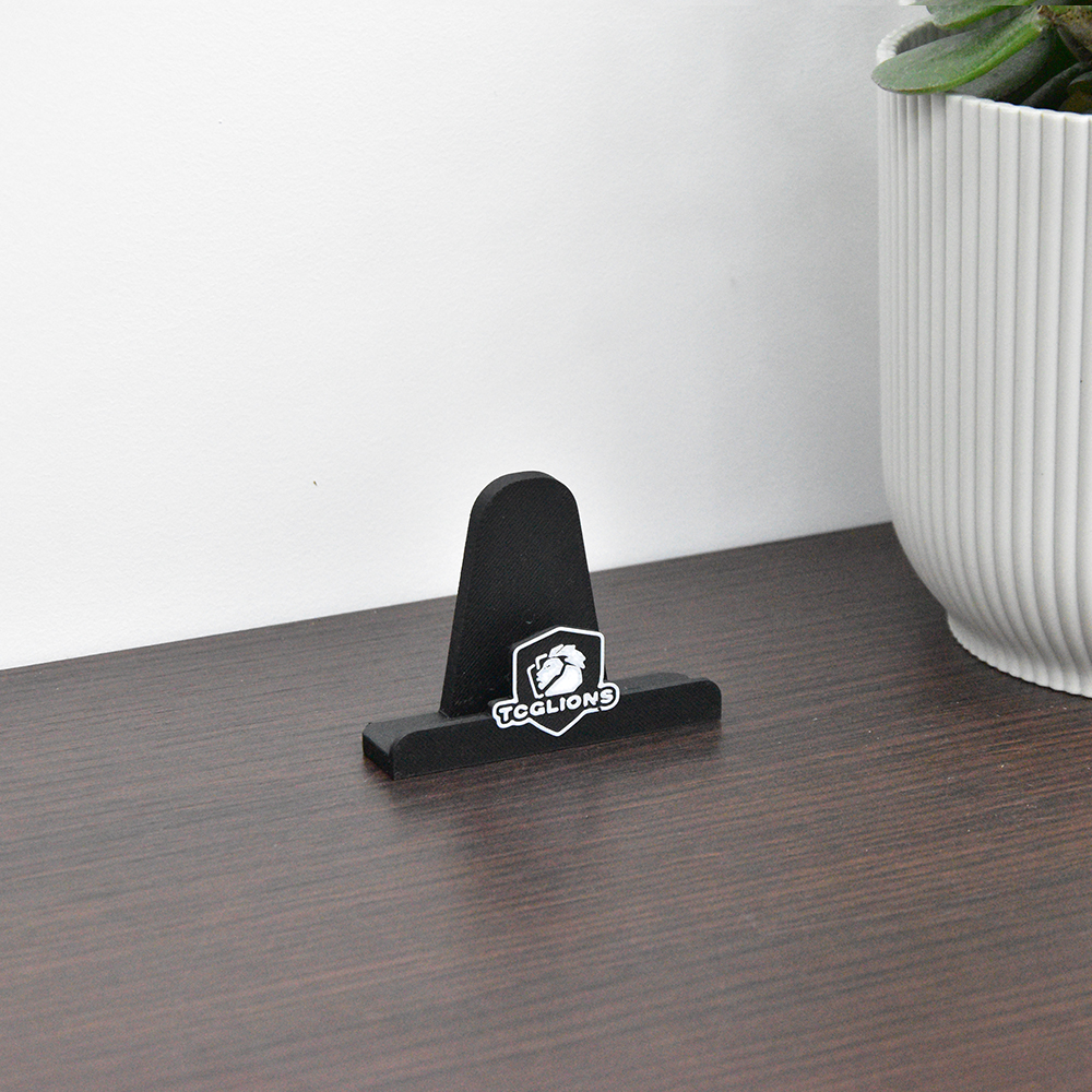 studioalpha-pokemon-tcg-custom-card-stand-3 Gepersonaliseerde TCG / Pokemon Kaartenhouder – Standaard met Eigen Logo (Sleeved, Toploaders en Slabs)