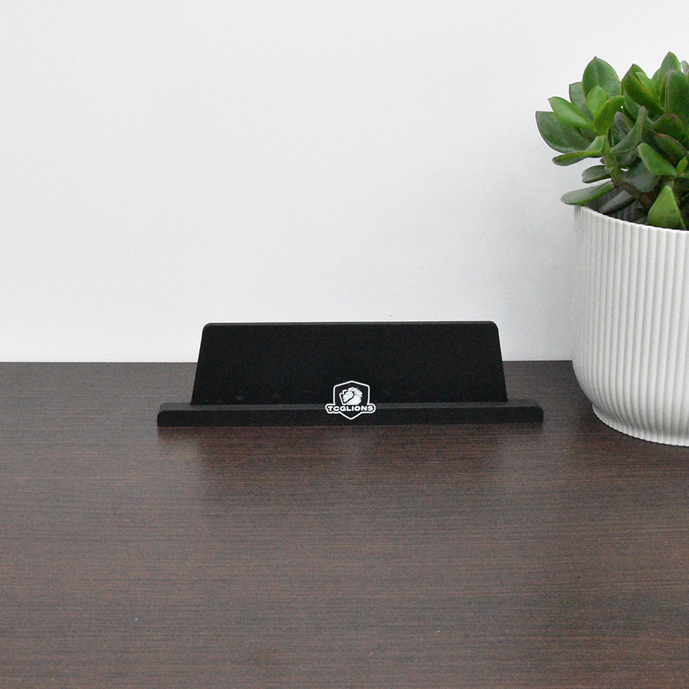 studioalpha-pokemon-tcg-custom-card-stand-long-3 Brede Gepersonaliseerde TCG / Pokemon Kaartenhouder – Standaard met Eigen Logo (Sleeved, Toploaders en Slabs)