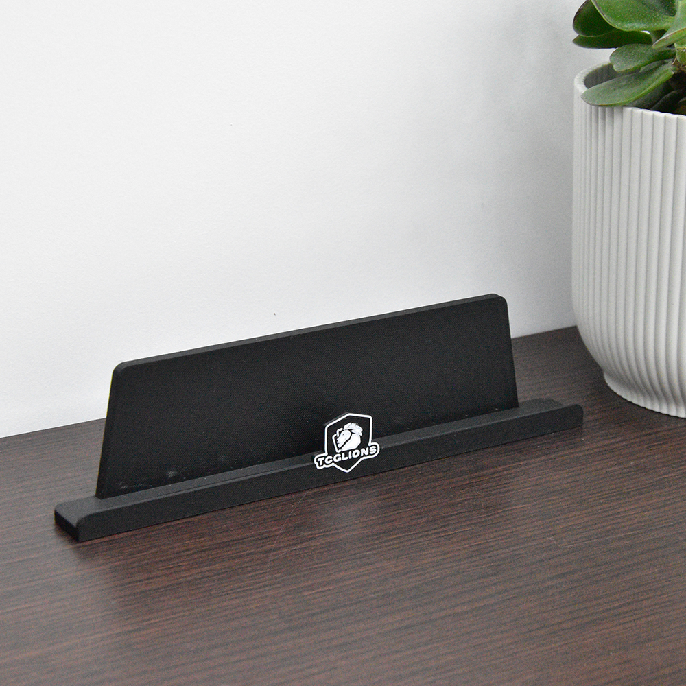 studioalpha-pokemon-tcg-custom-card-stand-long-4 Brede Gepersonaliseerde TCG / Pokemon Kaartenhouder – Standaard met Eigen Logo (Sleeved, Toploaders en Slabs)