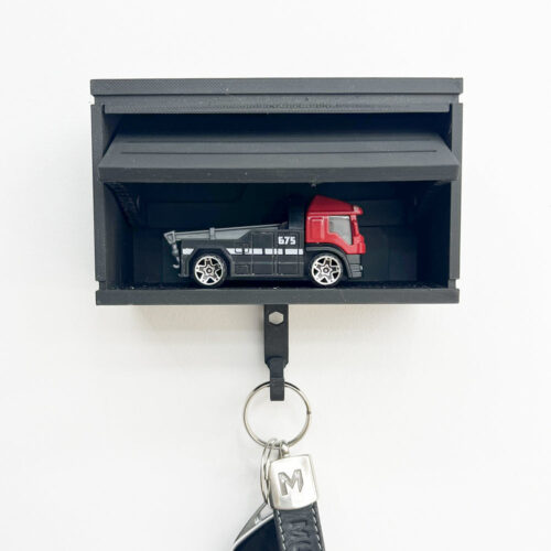 studioalpha-sleutelhanger-garage-met-auto-1 Garage Sleutelhanger met Plat Dak | Met werkende Garagedeur en ruimte voor Mini Auto / Model Auto