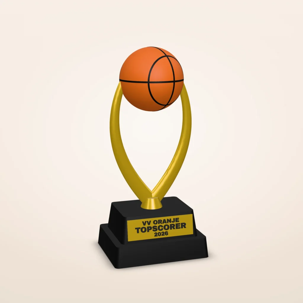 Basketbaltrofee met clubnaam en eigen tekst – V-armen, 3 maten